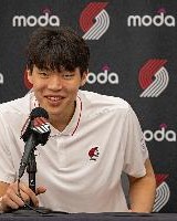 开拓者队记点评杨瀚森：20岁就会指挥交通了 非常好的信号！